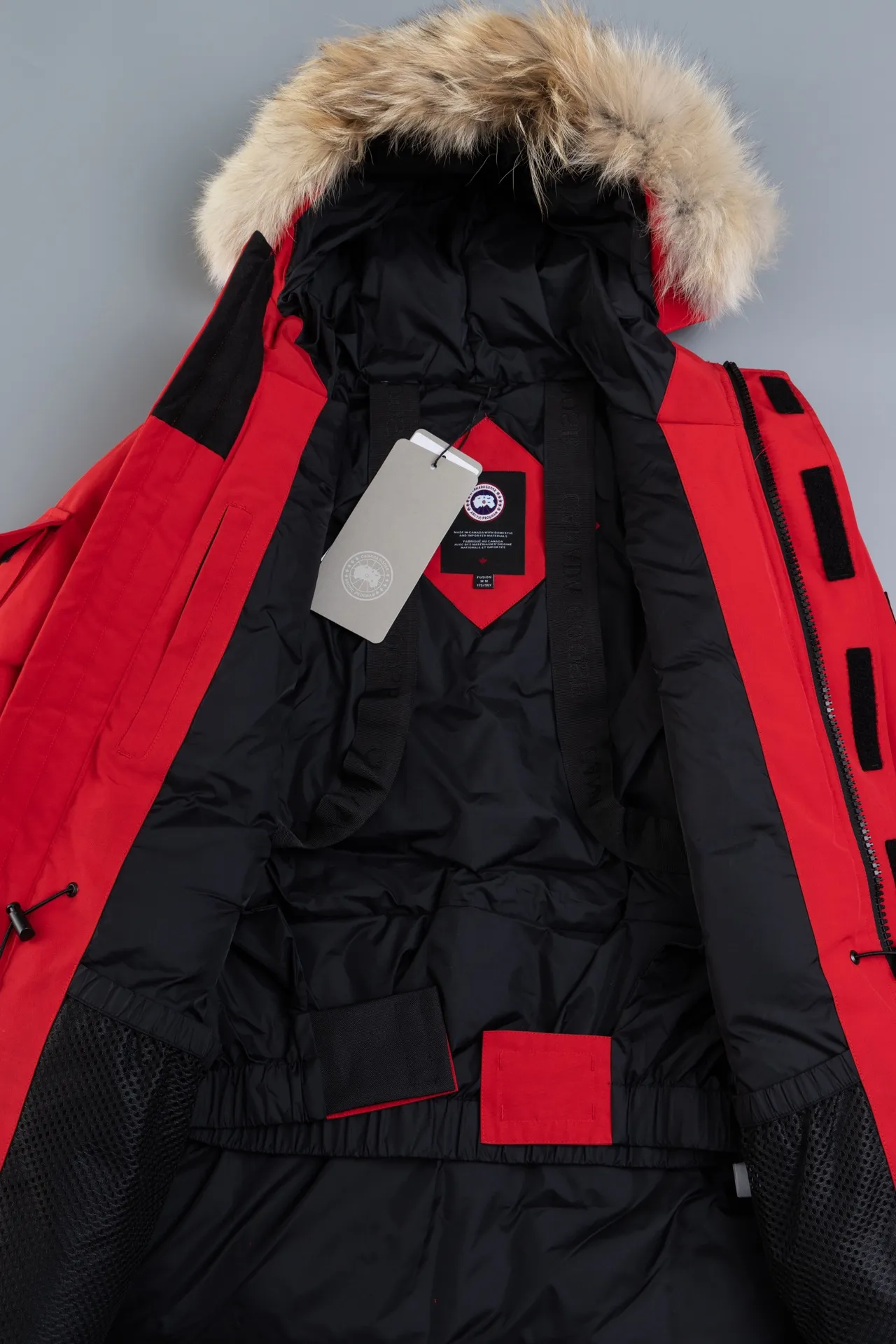 P820 (Top wolf fur version delivery handbag) Canada Goose Canada Goose #Expedition expedition parka classic down jacket ➖ Imported 21-count polyester-cotton blended original fabric [last year’s 16-count/18-count hard fabrics have been completely eliminated, this year all use 21-count genuine synchronous fabrics, the soft mid-band feels delicate and textured], genuine synchronous Feather-Light 10D waterproof coated fabric, made of 84.5% polyester fiber and 15.5% cotton, 100% the best feel in the entire network! ➖ The genuine official website uses the national standard 80 white duck down, and will never be misled by false claims such as 90 down or goose down! ➖ Using the best nylon lining with double double-layer sealing design, velvet-proof No. 7 needle + grid-filled down ready-made garments, there is 100% no so-called velvet running! ➖ The cuffs are designed with thickened seamless threads, and the collar and pockets are lined with top-quality polar fleece to keep you warm and comfortable! ➖ Yoshida YKK provides original custom-made electroplated sliders. YKK two-way lockable zippers are tight and smooth and will not peel off paint! ➖ 3M composite guarantees that the Velcro is the same as the original, durable, and all accessories and hardware are custom-made! ➖ The imported Behringer embroidery machine customizes the 10,000-needle embroidery logo, and 98% of the replicas restore the original logo. ➖ ​​The fur collars are all made of large pieces of Western Canadian blue wolf leather, ensuring that each fur collar is 13-15cm wide!